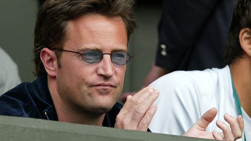 Fotografía de archivo del 1 de julio de 2003 del actor estadounidense Matthew Perry en un partido de Tenis en Wimbledon