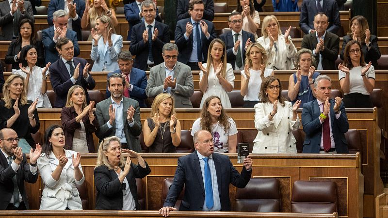 El portavoz del PP en el Congreso, Miguel Tellado, muestra la la Constitución y Reglamento de la Cámara y exige a la mesa que modifique el orden del día de la sesión durante una sesión plenaria, en el Congreso de los Diputados