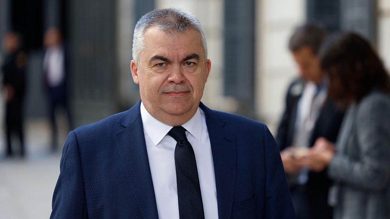 Santos Cerdán, ex secretario de Organización del PSOE, en imagen de archivo a su llegada al Congreso. Viste traje azul marino y camisa blanca; expresión seria.