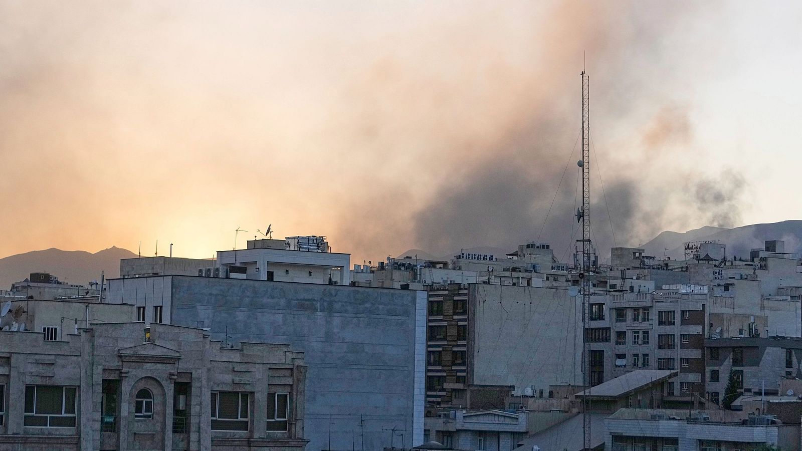 El humo se eleva sobre Teherán tras un ataque israelí