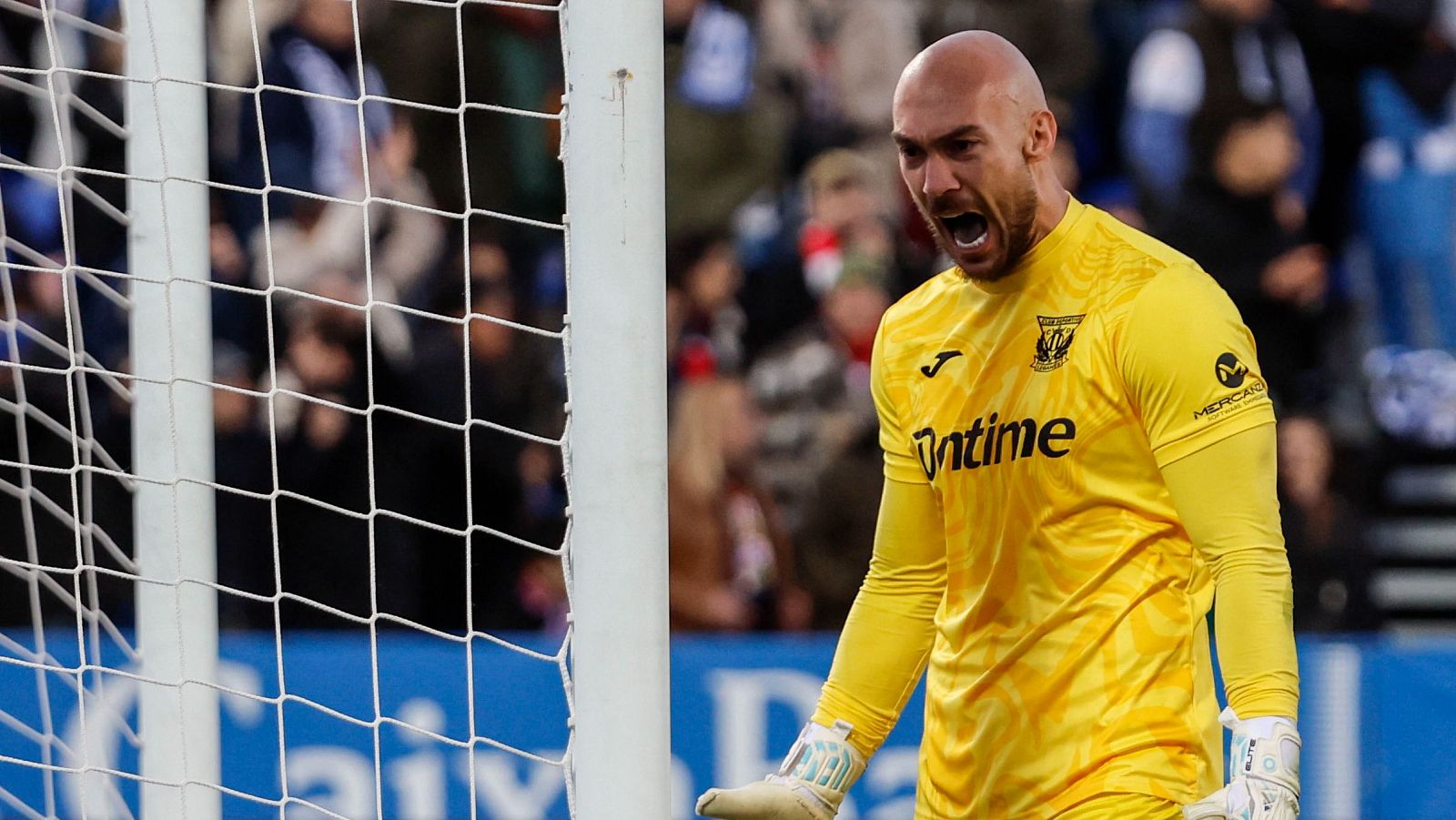 Marko Dmitrovic en un partido de la temporada 2024/25 defendiendo la portería del CD Leganés