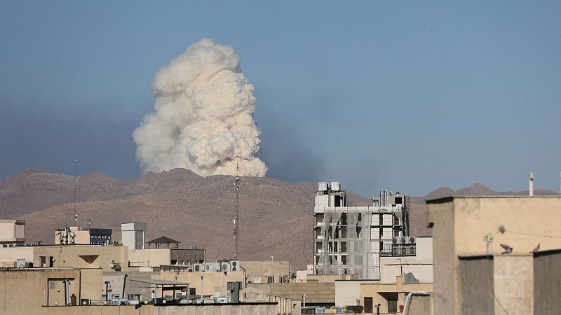 El humo se eleva tras un ataque israelí en Teherán