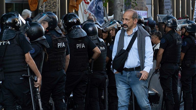 Periodista argentino Fabián Waldman dando cobertura a una protesta.
