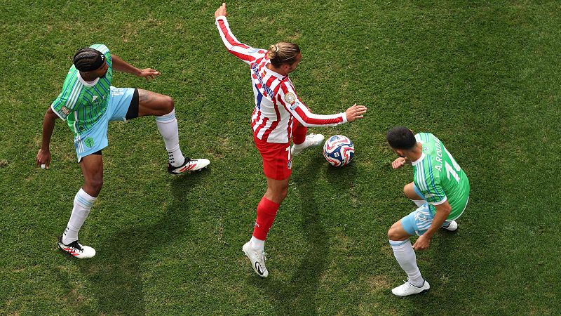 Antoine Griezmann controla el balón entre dos rivales en el segundo partido del Atlético de Madrid en el Mundial de clubes