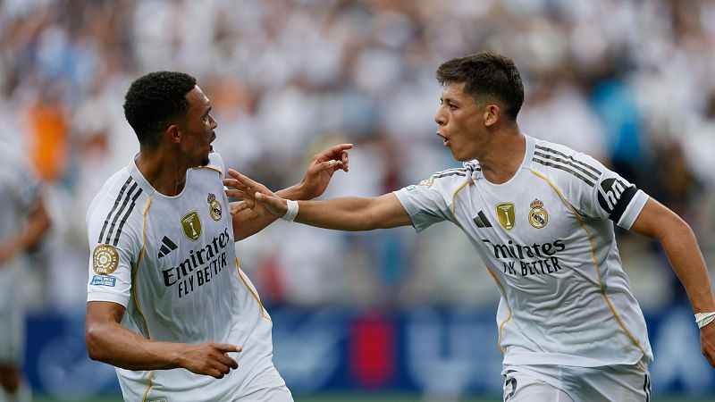 Arda Güler y Trent Alexander-Arnold, del Real Madrid, celebran un gol; ambos visten la equipación blanca con detalles dorados y el logo de Emirates.  Expresan alegría.
