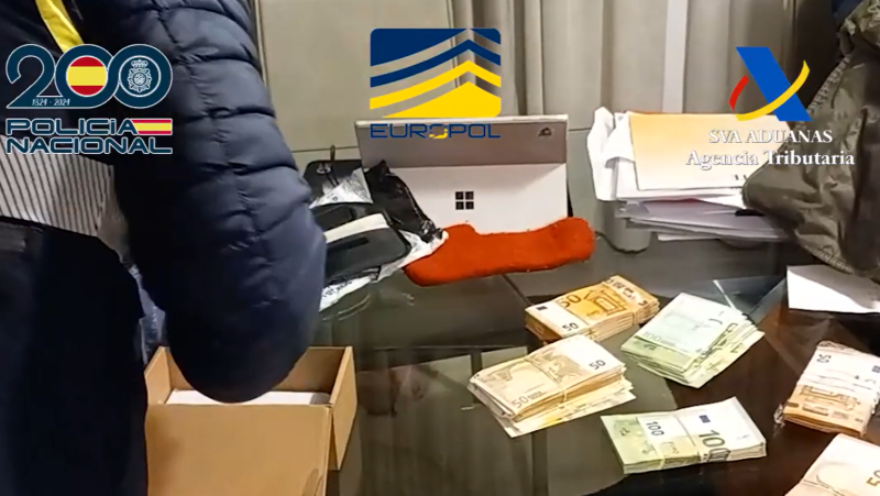 Las autoridades durante uno de los registros efectuados