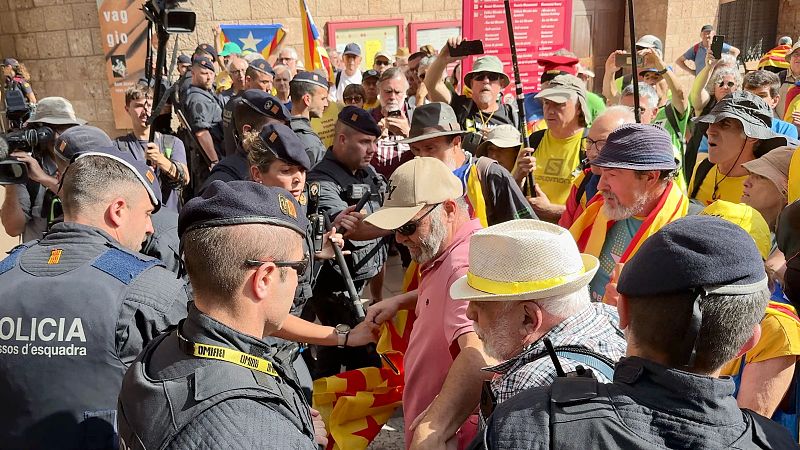 Moments de tensió entre els Mossos d'Esquadra i els manifestants convocats per l'ANC
