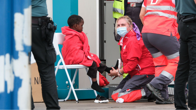 Un menor es atendido por la Cruz Roja en el puerto de Los Cristianos