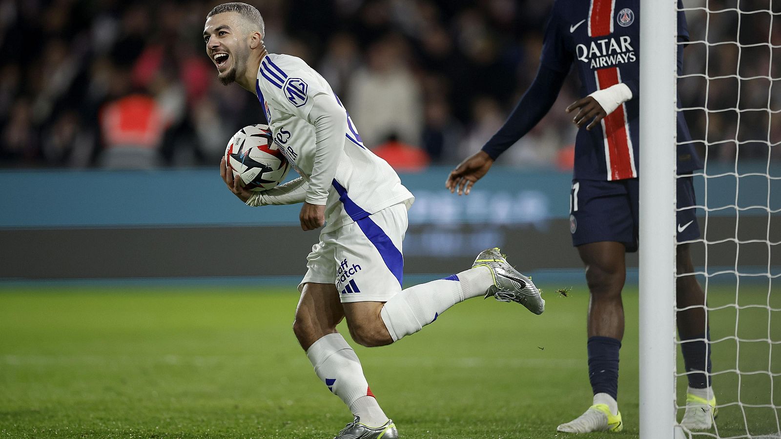 Georges Mikautadze, uno de los jugadores más destacados del OL, celebra un gol ante el PSG en un partido de la última Liga francesa