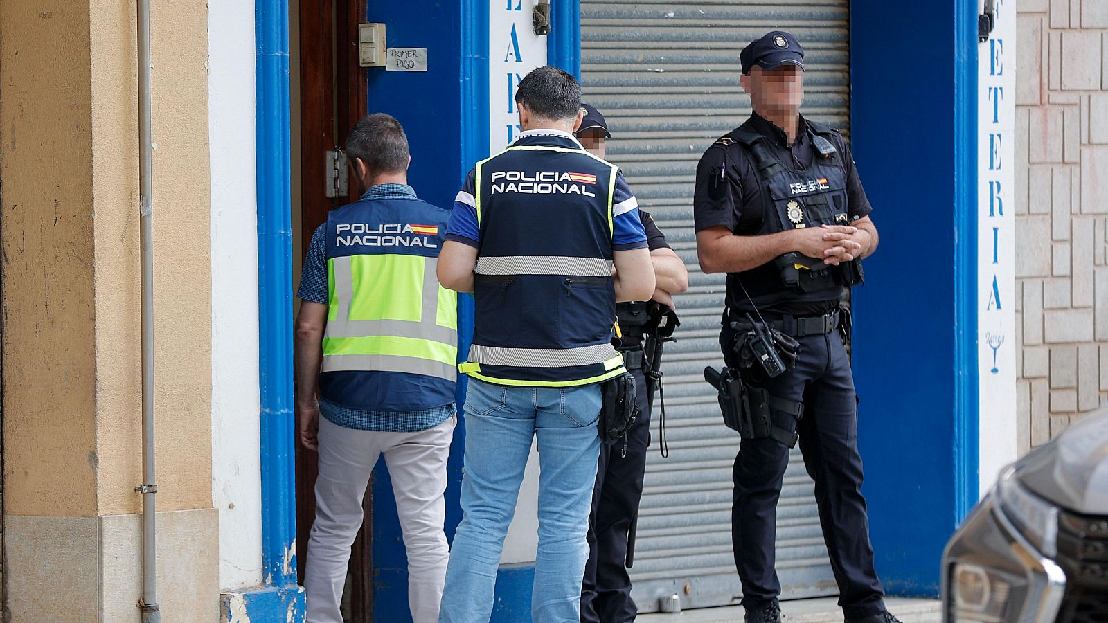 Efectivos de la Policía Nacional a las puertas del inmueble donde este miércoles un hombre de 34 años ha matado presuntamente a su mujer y a su hijo de 3 años en Algemesí.