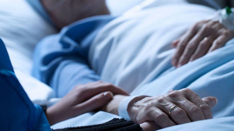 Un familair s'acomiada d'una pacient que demana l'eutanàsia