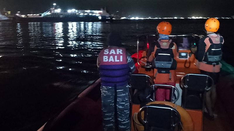 Fotografía cedida por la Agencia Nacional para Búsqueda y Rescate (Basarnas), de integrantes de los equipos de emergencia durante la búsqueda