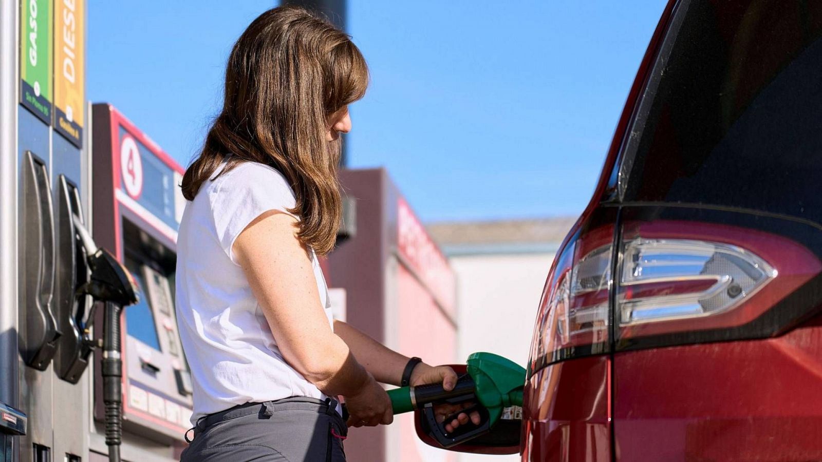 Los precios de la gasolina y el diésel suben casi un 2% al arranque de la primera operación salida del verano