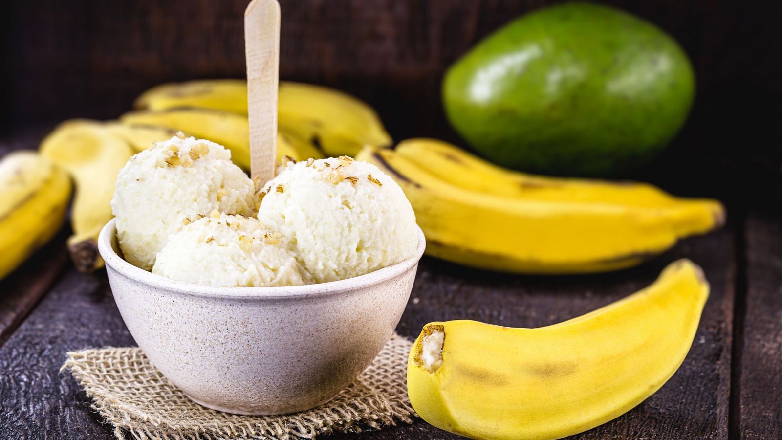 Con tan solo un plátano y un mango es posible hacer un helado sabroso y sano para refrescarse este verano.