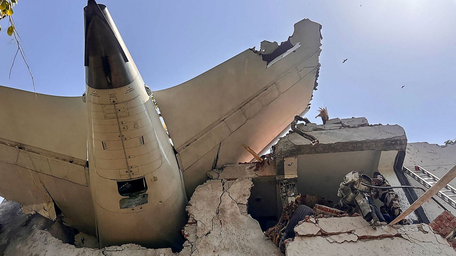 Restos del avión de Air India que se estrelló poco después de despegar
