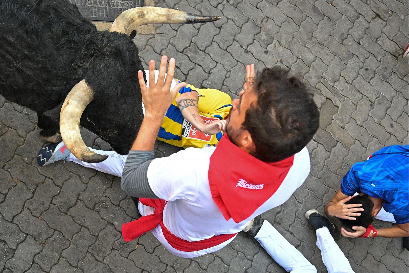 San Fermín 2025: uno de los toros pasa a milímetros de uno de los corredores del séptimo encierro