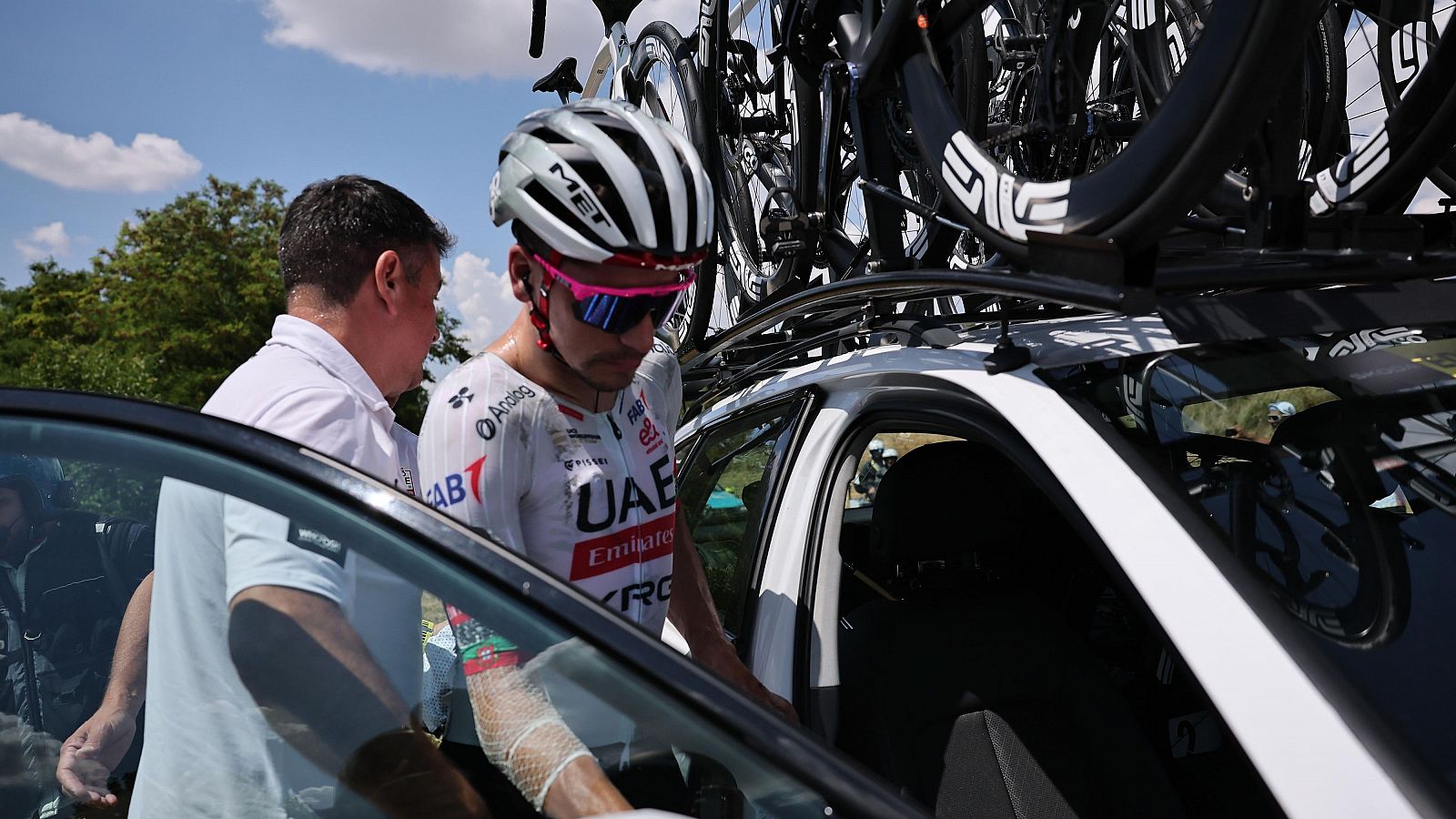 Joao Almeida, principal escudero de Pogacar en la alta montaña, abandona el Tour