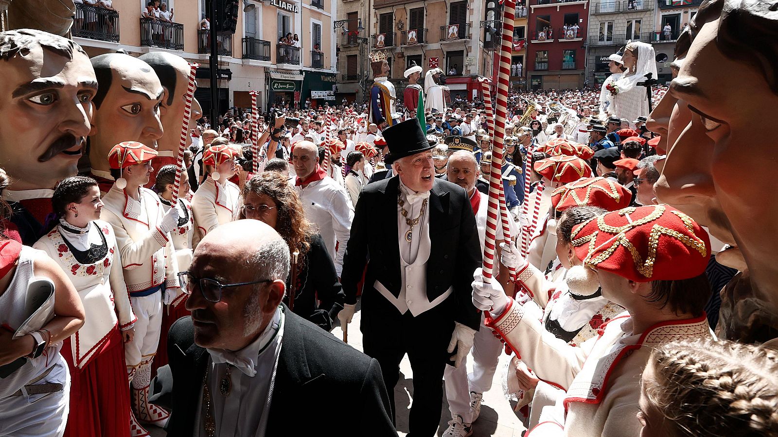 El alcalde de Pamplona, Joseba Asiron antes de comenzar en la Plaza Consistorial los actos de despedida de la Comparsa de Gigantes y Cabezudos
