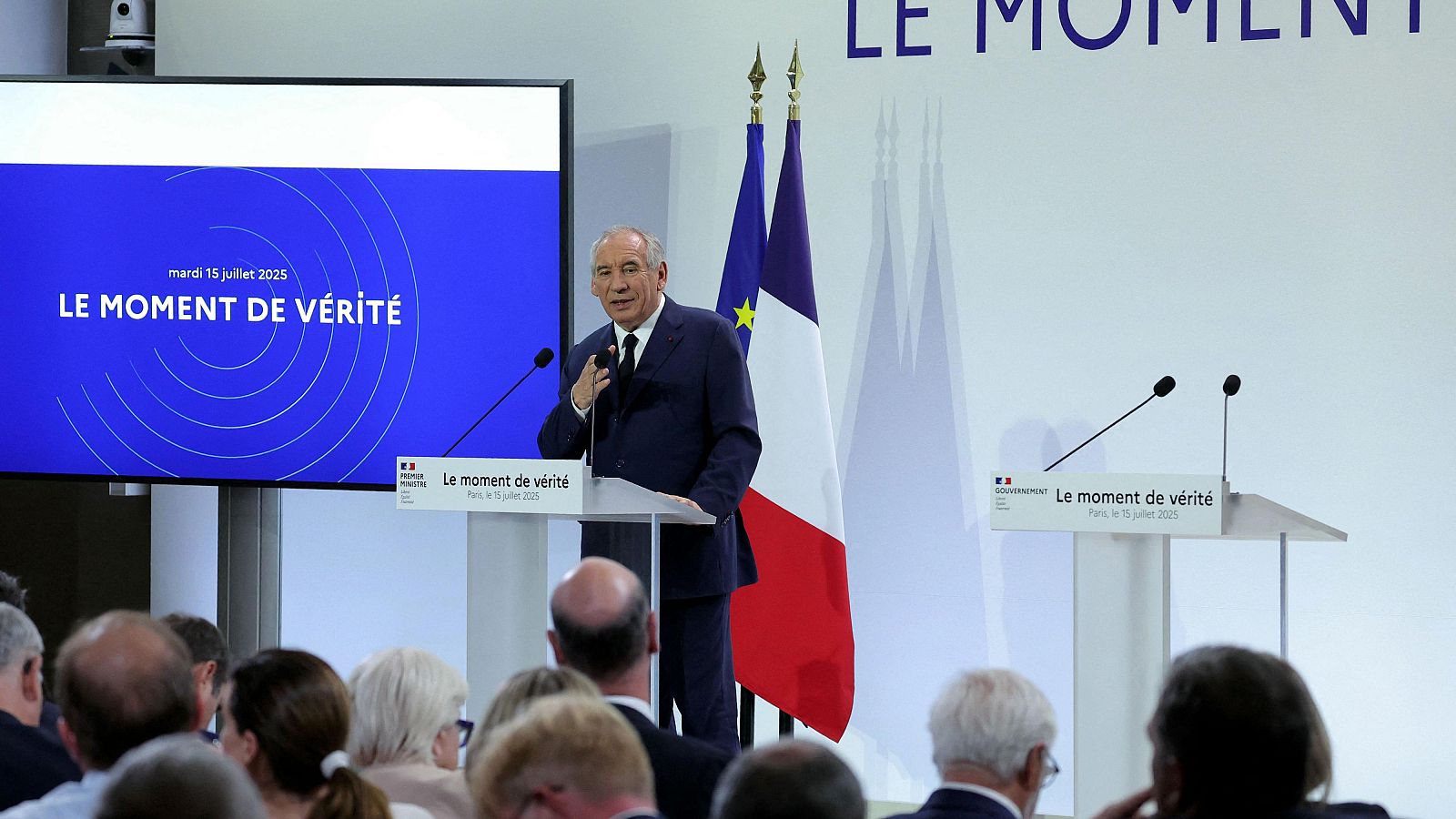 Francia congelará pensiones, reducirá el empleo público y recortará el gasto social para atajar la deuda pública