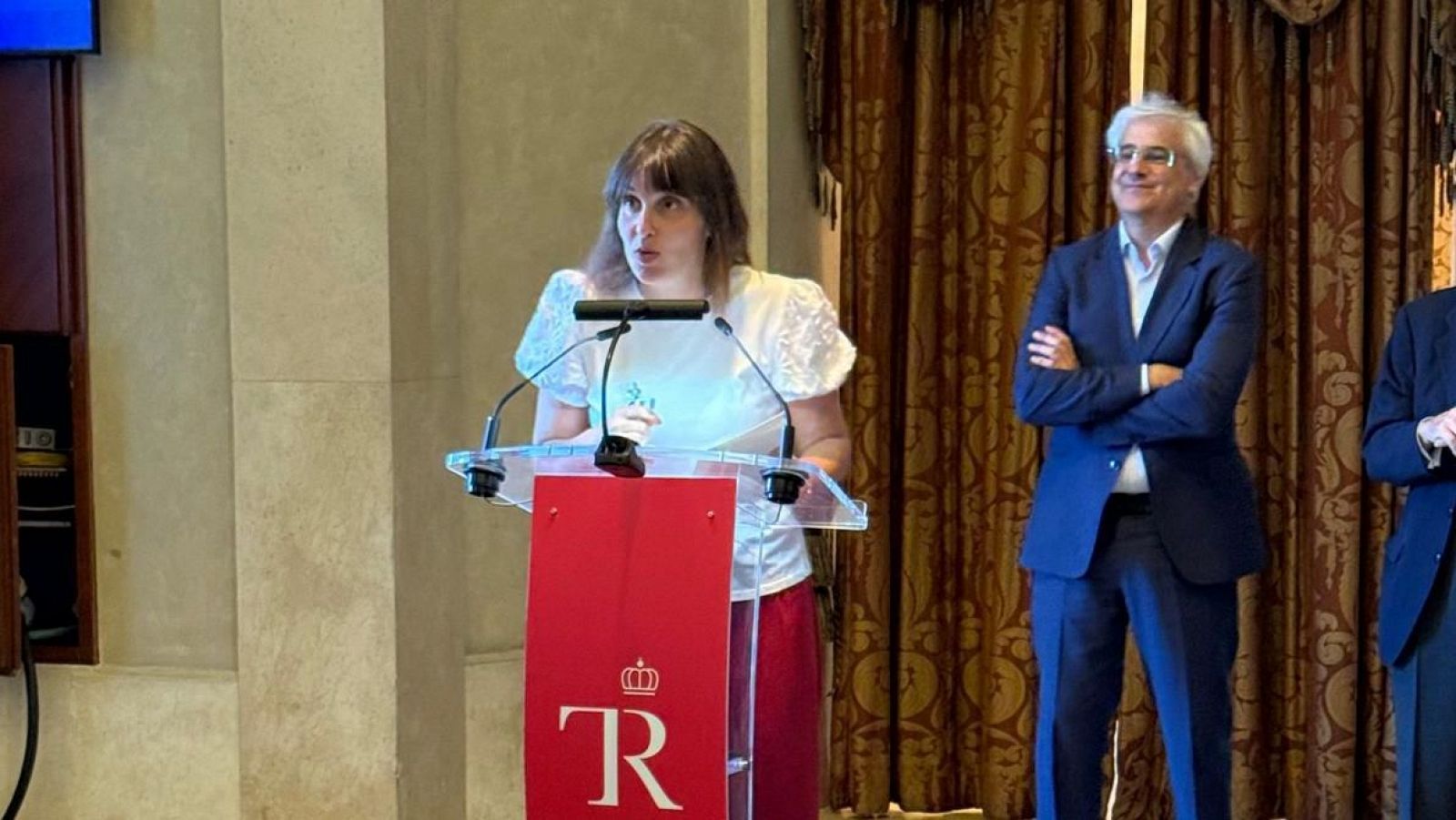 Olga Baeza, recibiendo el premio en el Teatro Real