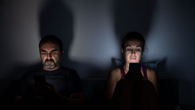 Todo lo que no cabe en un wasap explica por qué hay que seguir viéndose, aunque estemos siempre conectados