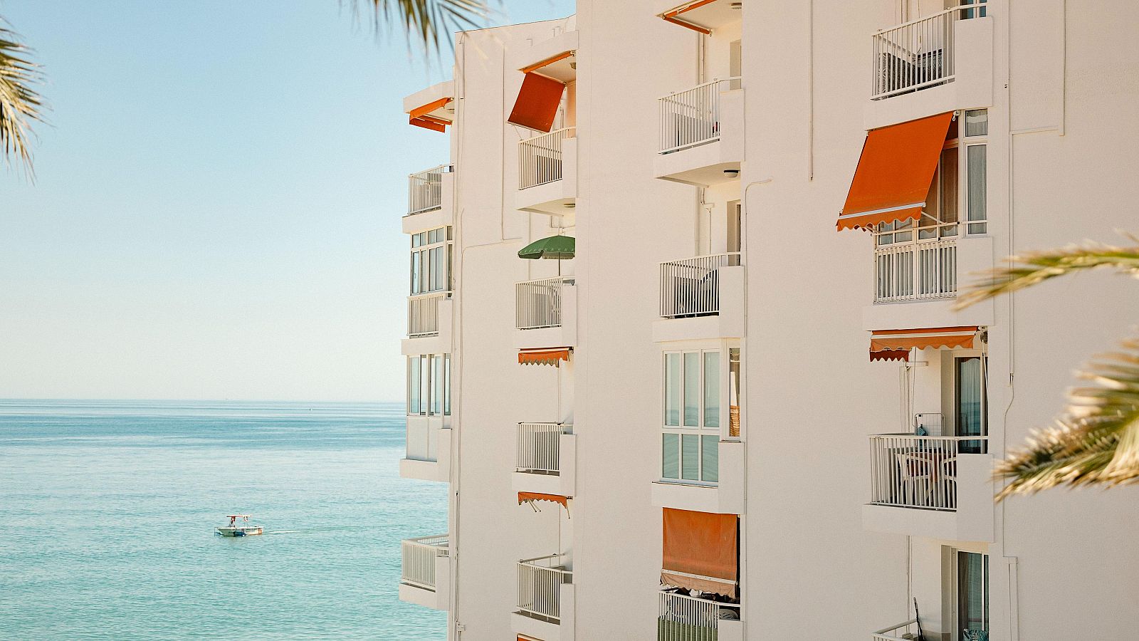 Un bloque de apartamentos con vistas al mar en Nerja, Málaga