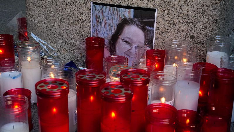 Velas junto a la foto de la fallecida durante una concentración ante el Ayuntamiento de O Porriño