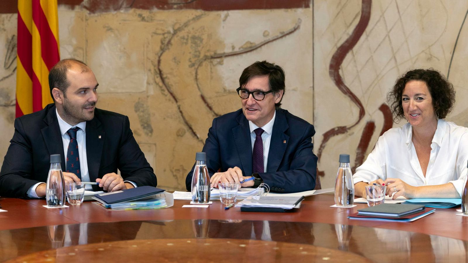 El presidente de la Generalitat, Salvador Illa, junto a los consellers de Presidencia, Albert Dalmau y de Economía, Alícia Romero