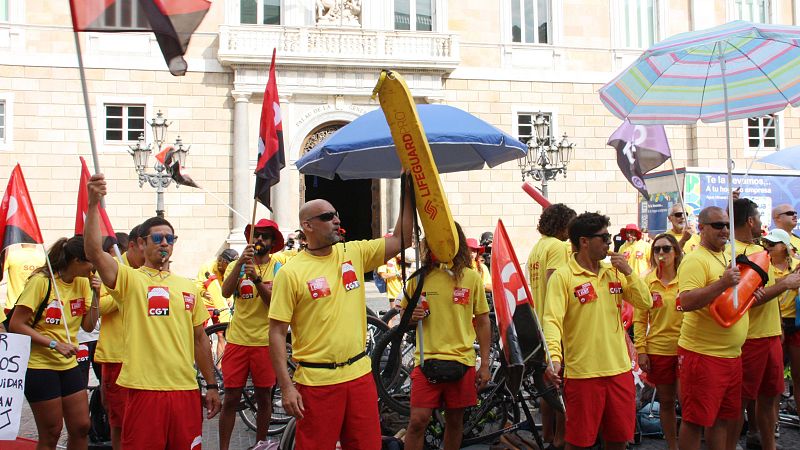 La concentració de socorristes davant de l'Ajuntament de Barcelona per exigir millores laborals