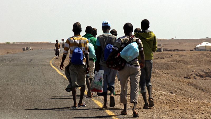 Al menos 54 migrantes mueren tras volcar un barco con 150 personas a bordo frente a la costa de Yemen