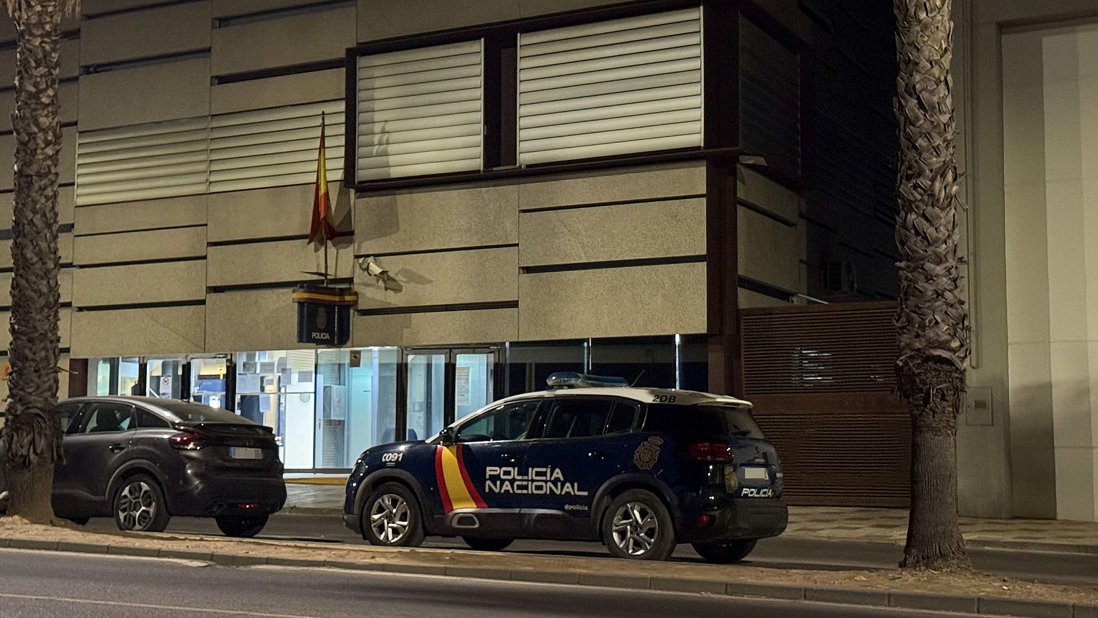 Dotaciones policiales frente a la comisaría de Don Benito (Badajoz) donde se investiga la muerte de una mujer