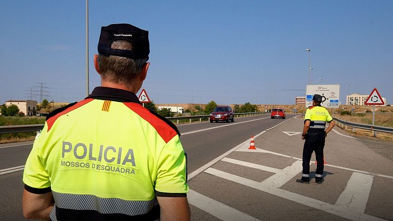 Agents de Trànsit dels Mossos d'Esquadra fent un control a Lleida