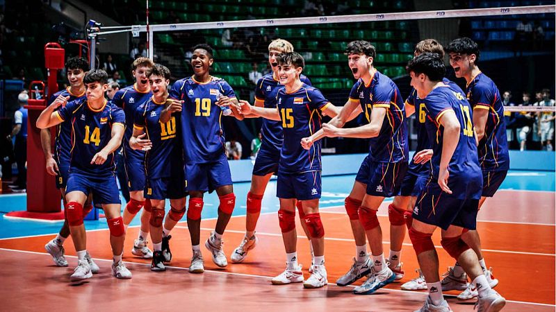 Los jugadores de la selección española masculina sub-19 celebran una victoria en el Mundial 2025 disputado en Uzbekistán