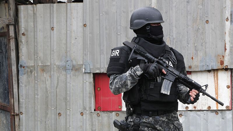 Un policía vigila una calle durante un operativo de seguridad en Ecuador