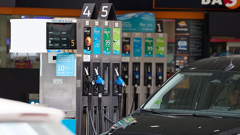 Gasolina y diésel siguen a la baja y rozan precios mínimos del verano en víspera del puente del 15 de agosto