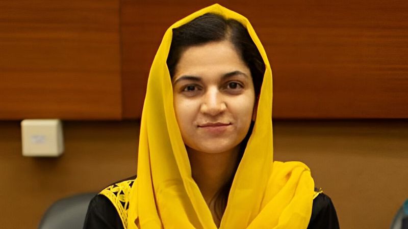 Fotografía de la activista afgana Parasto Hakim