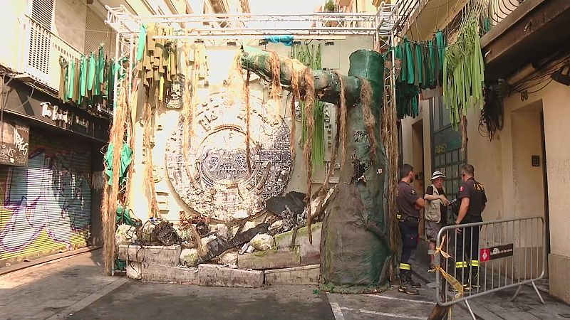 El foc ha afectat elements decoratius del carrer Verdi elaborats amb motiu de la Festa Major