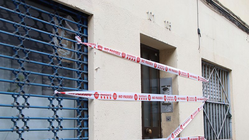 Portal precintat de l'edifici que s'ha hagut de desallotjar a Badalona | ACN
