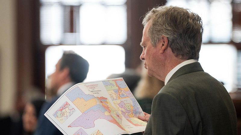 Imagen de un hombre mirando un mapa