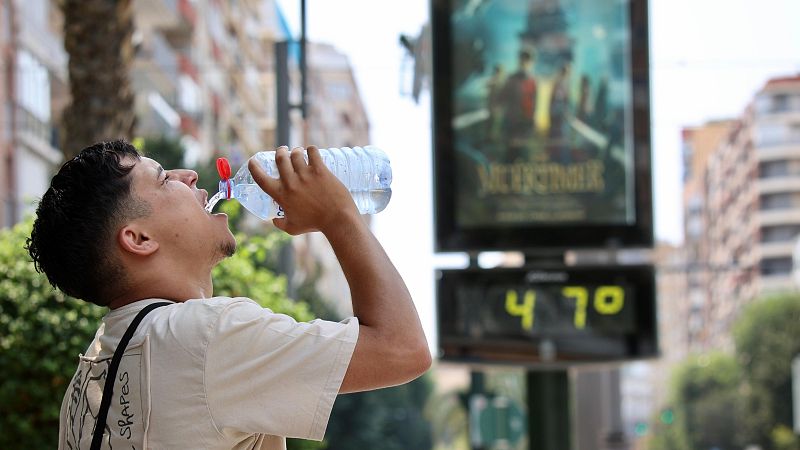 Un termómetro callejero marca 47 grados en Murcia capital.