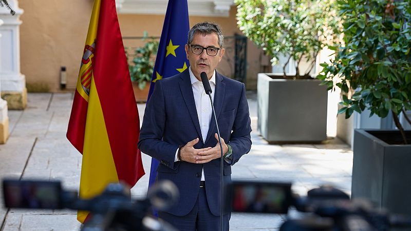 El ministro de la Presidencia, Justicia y Relaciones con las Cortes, Félix Bolaños, atiende a los medios de comunicación este viernes en Madrid.