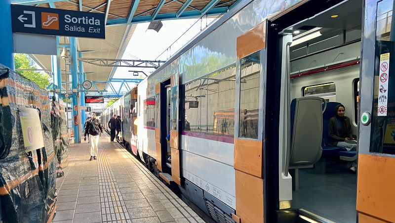 Un tren de l'R3 de Rodalies aturat a l'estació de Vic el 30 d'abril del 2025