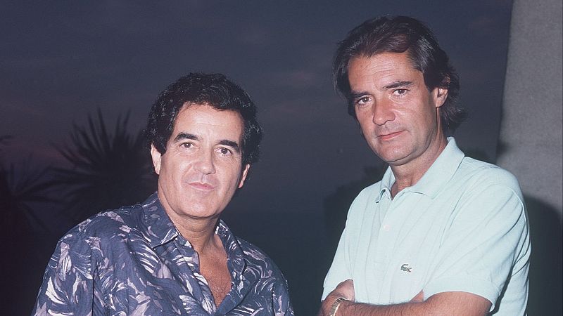 Los músicos Manuel de la Calva (izq) y Ramón Arcusa (dcha), componentes del Dúo Dinámico, durante sus vacaciones estivales en la década de los 80.