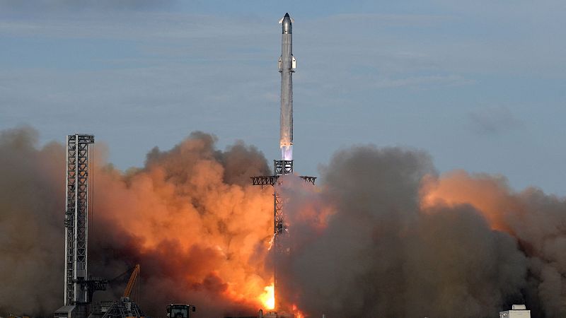 Un cohete Super Heavy de SpaceX despega desde Starbase, Texas, con la nave espacial Starship