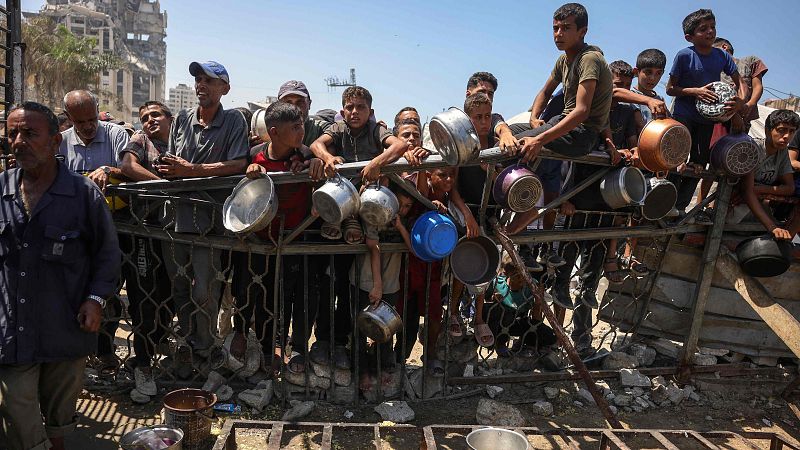 Gente se agolpa par aintentar conseguir algo de comida en Ciudad de Gaza este jueves 28 de agosto de 2025