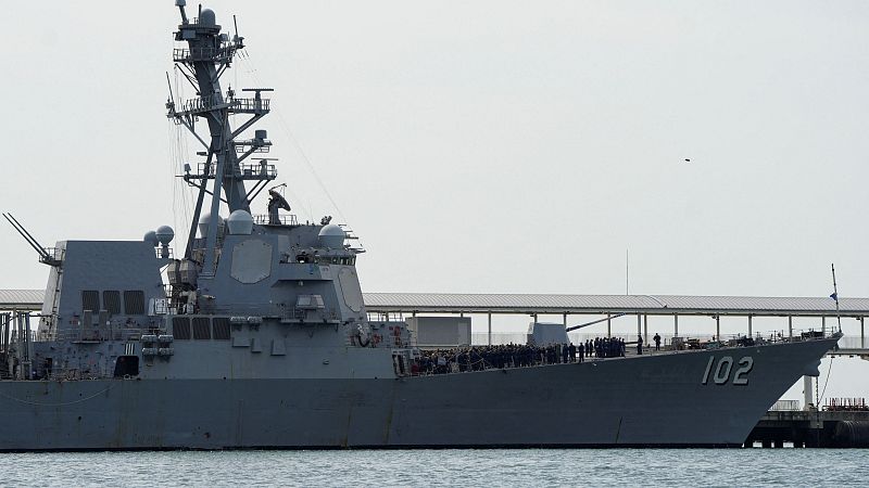 Un destructor de misiles guiados de la Armada de EE.UU.cerca de la entrada del Canal de Panamá