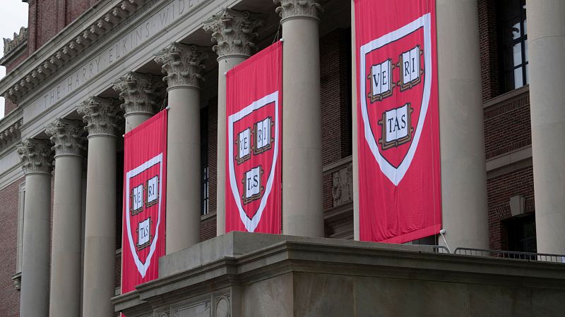 Pancartas de la Universidad de Harvard colgadas en Harvard Yard en Cambridge, Massachusetts