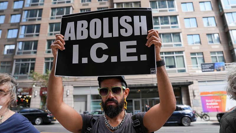 Un manifestante levanta un cartel anti-ICE frente al Tribunal de Inmigración de Estados Unidos en Manhattan, Nueva York
