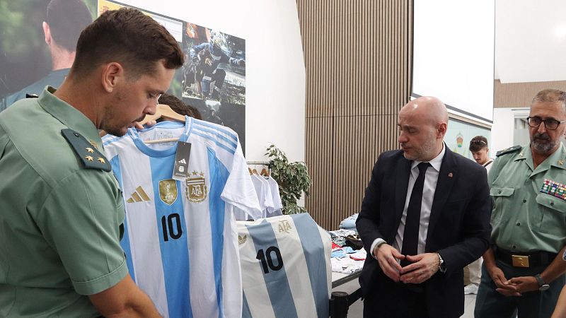 El cap de la Guàrdia Civil a Catalunya; el capità i el delegat del govern espanyol mostren samarretes amb el '10' de Messi | ACN