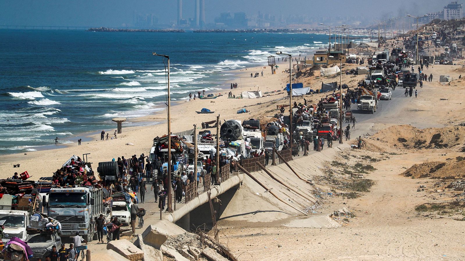 Miles de palestinos huyen de Ciudad de Gaza hacia el sur tras iniciar Israel su ofensiva terrestre